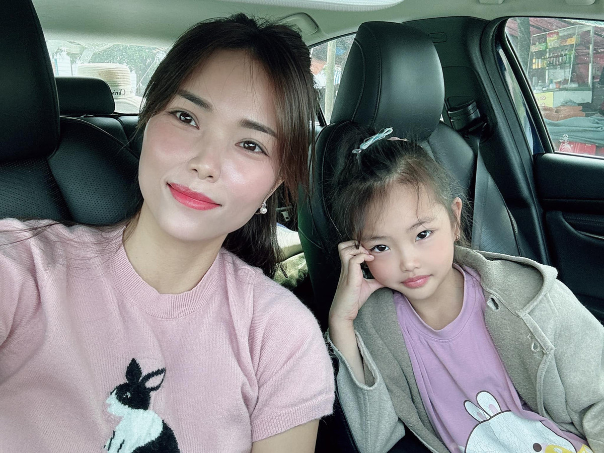 Nguoi me tu lai o to dua con gai phuot khap Ha Giang-Hinh-3