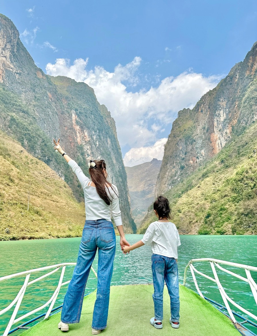 Nguoi me tu lai o to dua con gai phuot khap Ha Giang-Hinh-10