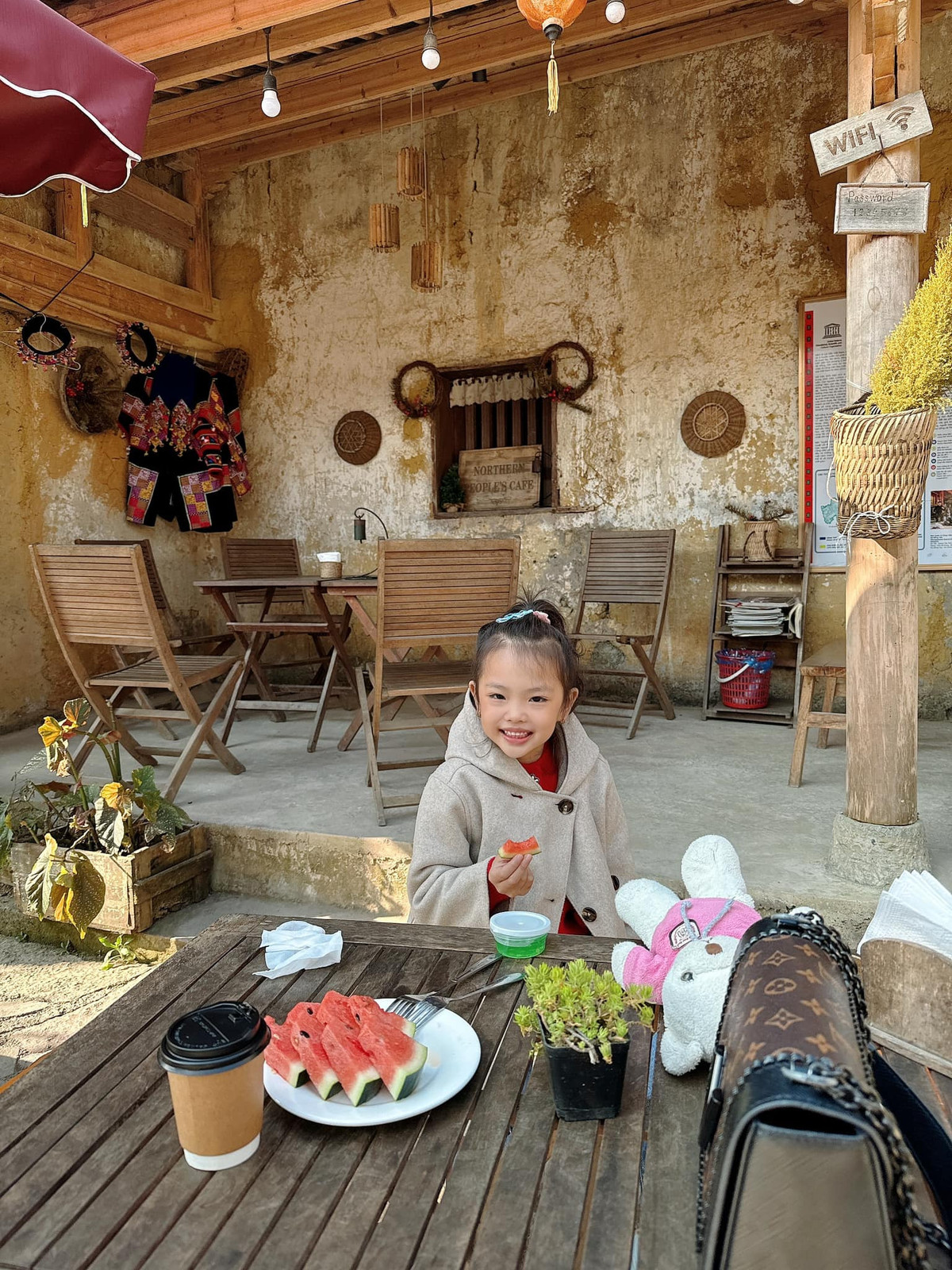 Nguoi me tu lai o to dua con gai phuot khap Ha Giang-Hinh-18