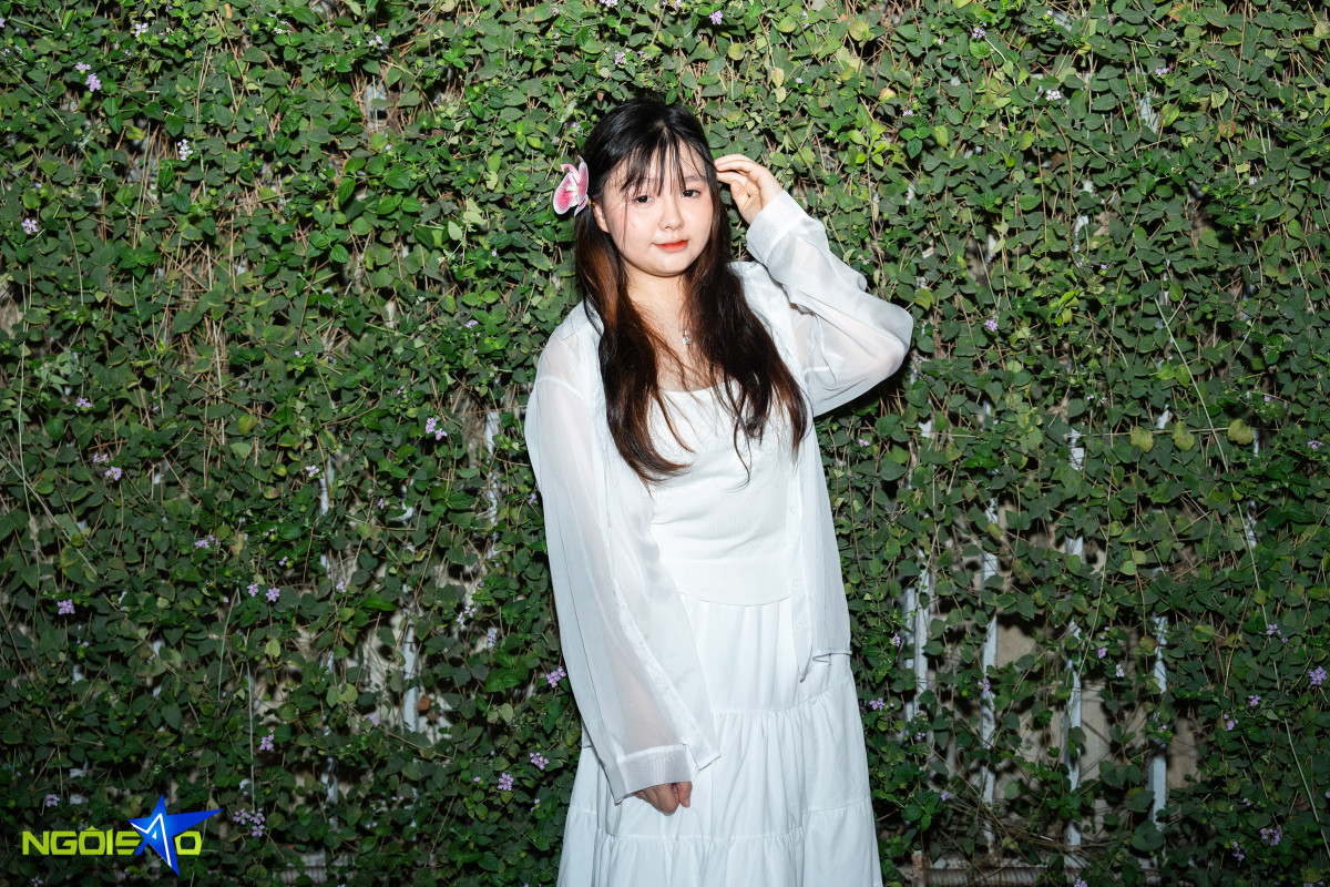 Có mặt lúc 21h, Nguyễn Thu Hương, cư dân tại khu vực Nghĩa Đô, quận Cầu Giấy diện bộ trang phục phong cách nàng thơ. Cô đã đầu tư vào việc sử dụng hoa cài tóc để tạo điểm nhấn cho bức hình của mình.