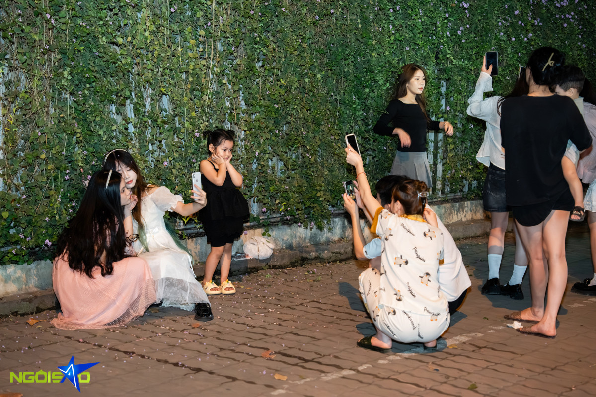 Nhiều bạn trẻ đi theo nhóm, đầu tư trang điểm và trang phục nhằm tạo ra những bộ hình đẹp, ấn tượng nhất.