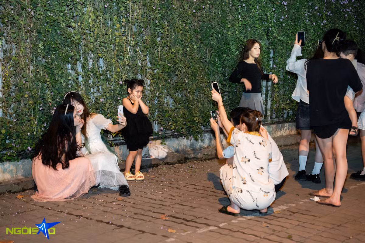 Nhiều bạn trẻ đi theo nhóm, đầu tư trang điểm và trang phục nhằm tạo ra những bộ hình đẹp, ấn tượng nhất.