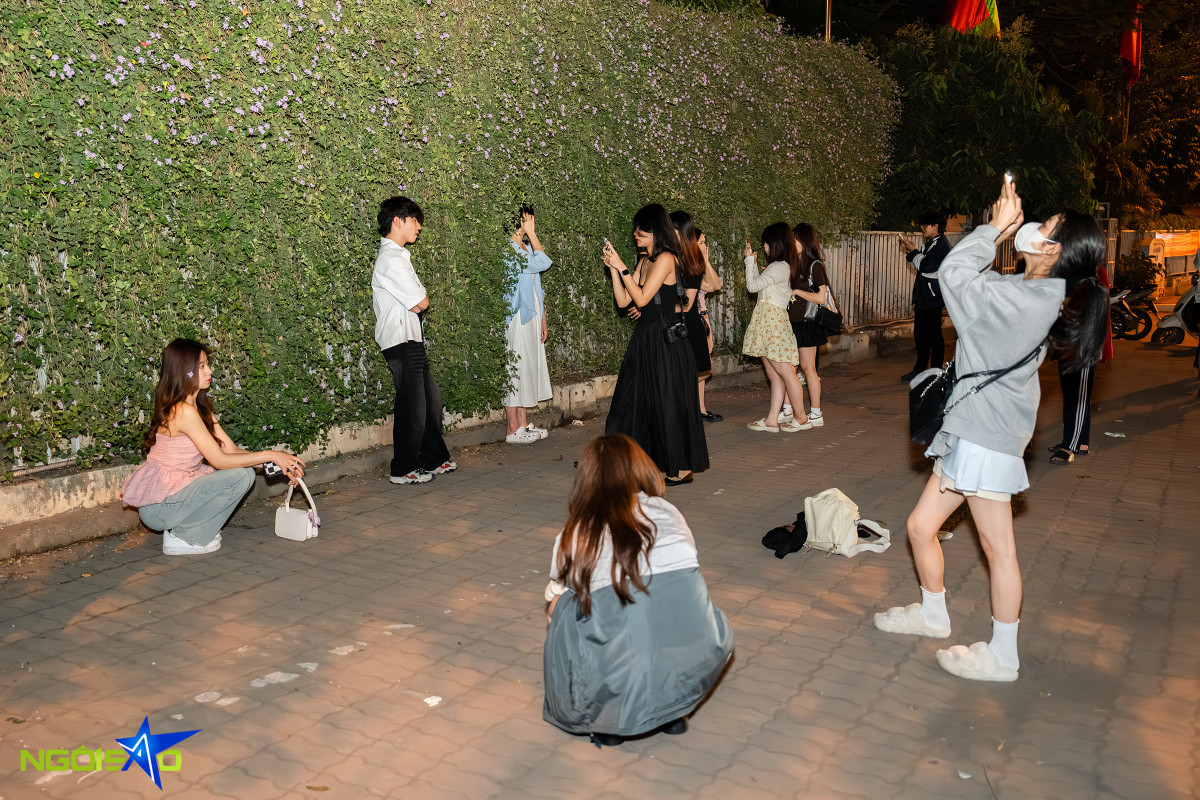 Hơn 22h, dù trời đã khuya vẫn thu hút nhiều bạn trẻ ở lại để thỏa mãn niềm đam mê 'sống ảo' và khám phá những góc ảnh độc đáo.