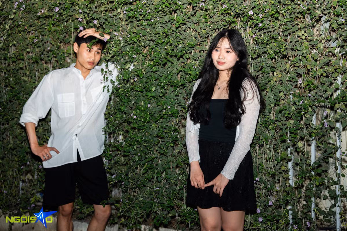 Ánh đèn đường rọi cùng sắc tím của giàn hoa đã tạo nên một khung cảnh lãng mạn.