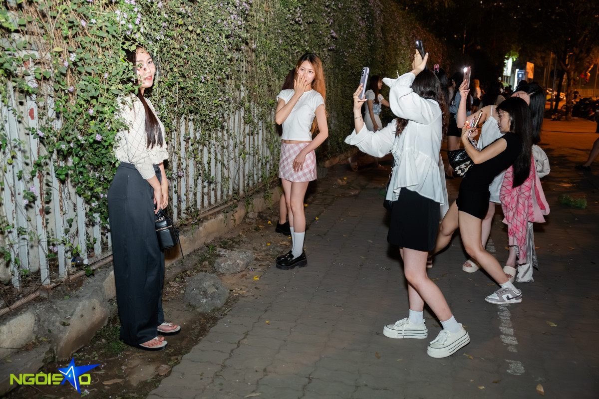 Tuy nhiên, không phải ai cũng có trải nghiệm tốt khi chụp ảnh tại đây. Nhiều người thất vọng vì khung cảnh không như mong đợi và phải chờ đợi lâu mới đến lượt, kết quả cuối cùng thường không như ý.