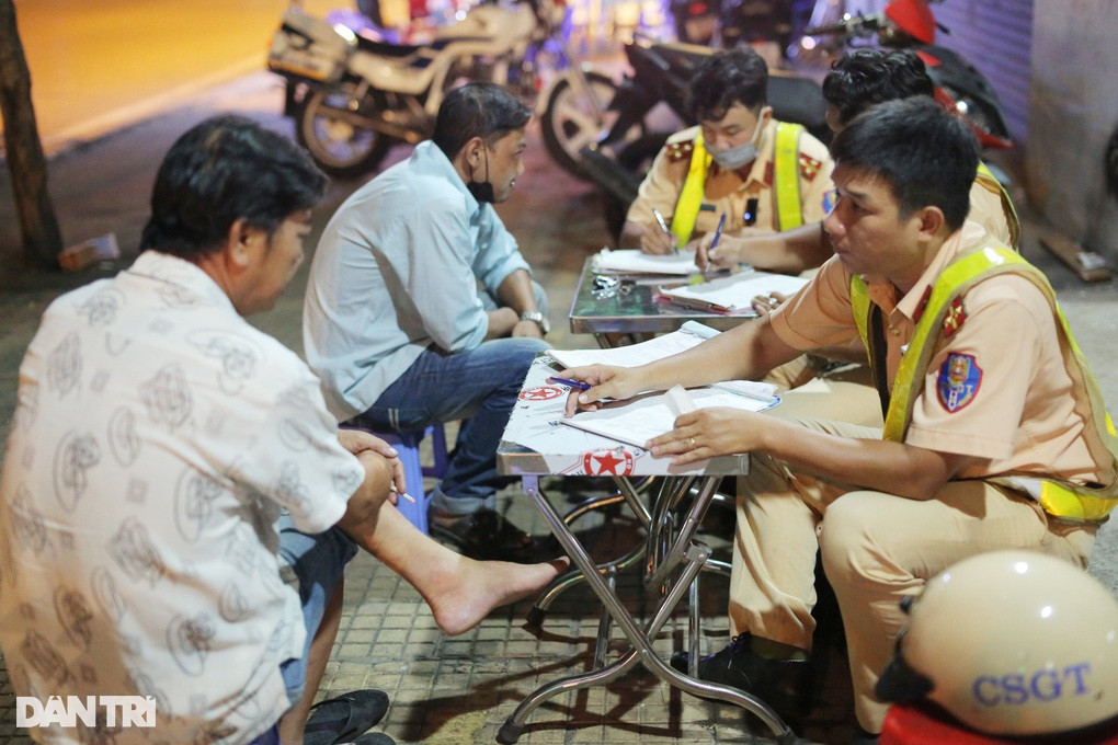 Uong 4 lon bia nghi 4 tieng, tai xe van vi pham nong do con-Hinh-3