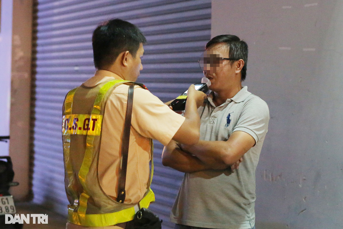 Uong 4 lon bia nghi 4 tieng, tai xe van vi pham nong do con-Hinh-2