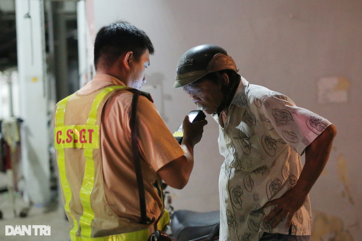 Uong 4 lon bia nghi 4 tieng, tai xe van vi pham nong do con