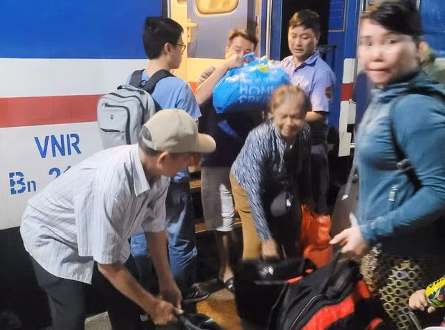 Chua khac phuc xong sat lo, duong sat qua Deo Ca van te liet-Hinh-4