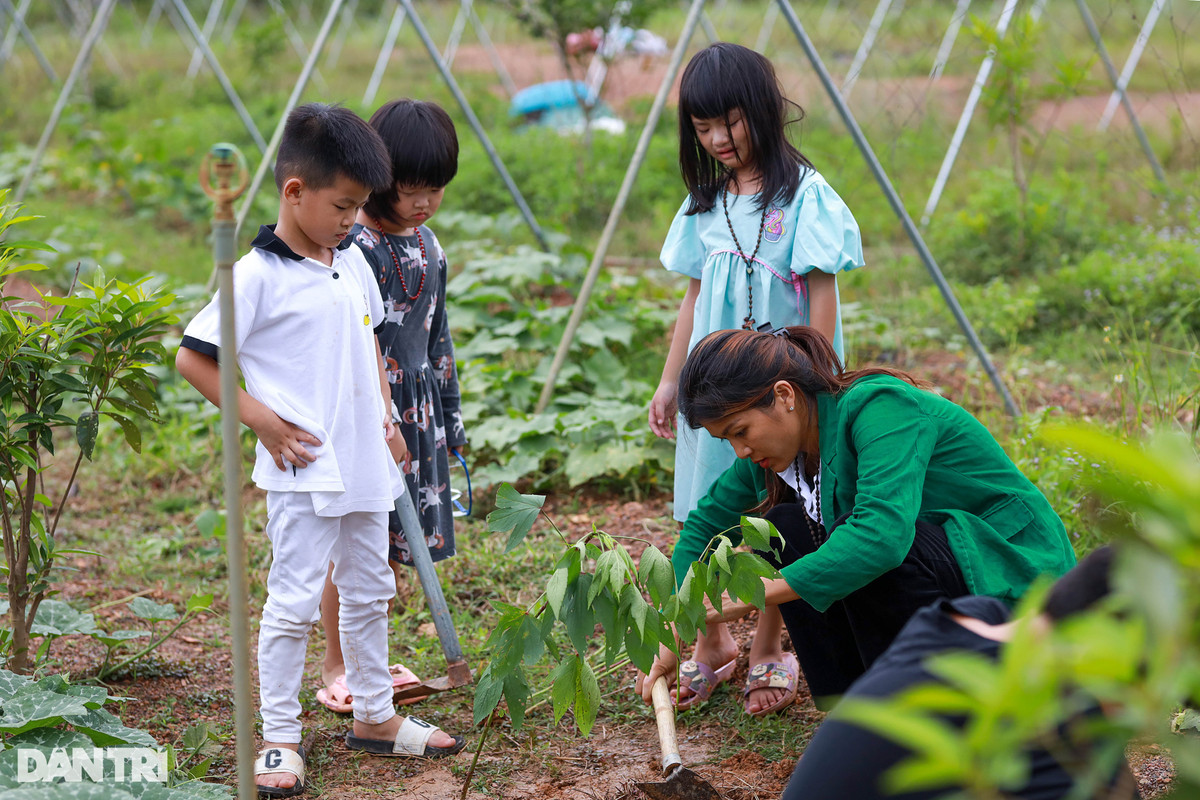 Cuoc song hoa hau Oanh Yen dua con roi que len thanh pho-Hinh-2