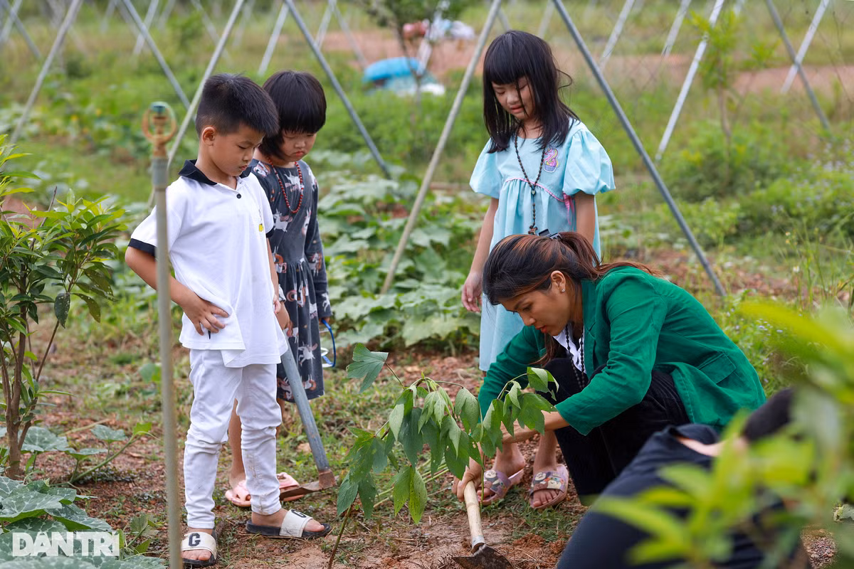 Cuoc song hoa hau Oanh Yen dua con roi que len thanh pho-Hinh-2