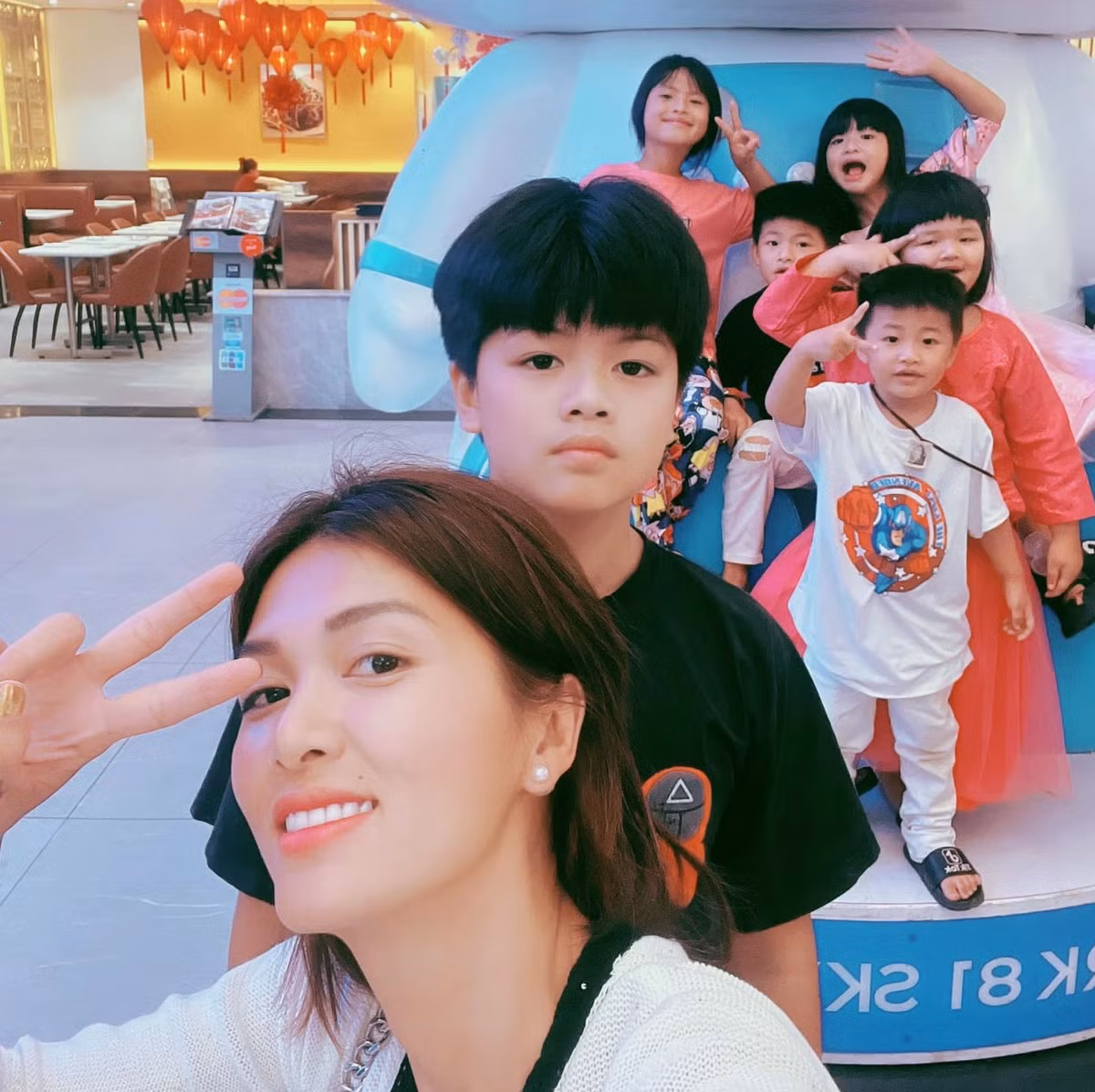 Cuoc song hoa hau Oanh Yen dua con roi que len thanh pho