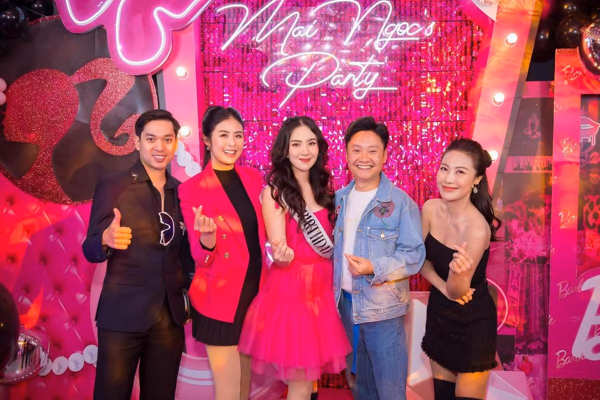 Cô chia sẻ: "17 năm thanh xuân, với Ngọc những kỷ niệm đẹp chính là tài sản lớn nhất. Những điều chưa đẹp sẽ là bài học dạy mình cách để trưởng thành hơn. Ở tuổi 34, sau một thời gian dài phấn đấu, Ngọc nghĩ đã đến lúc mình xứng đáng có cuộc sống mới vui vẻ và an yên".