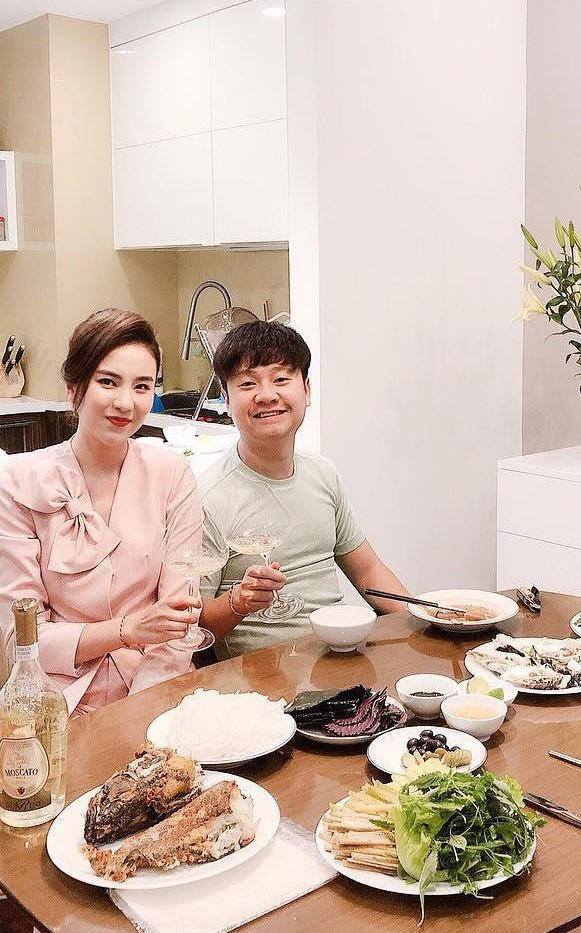 ai Ngọc và chồng sống trong căn hộ hạng sang với nội thất xa xỉ tại Hà Nội. Trong dịp kỷ niệm một năm ngày cưới, nữ MC từng hết lời khen ngợi chồng: "Mọi người vẫn thường nói rằng hôn nhân là nấm mồ của tình yêu nhưng đối với Ngọc, sau 11 năm làm bạn và 1 năm chung sống, tôi nghĩ rằng tôi và anh Nam giống như đến một ngôi trường học. Ở đây, chúng tôi học cách yêu thương, chia sẻ, hy sinh và cùng nhau kiên nhẫn với một nửa của mình".