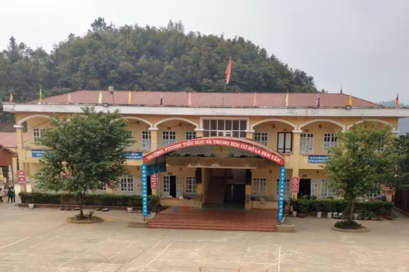 Be gai lop 1 bi tham tim mat do co dung thuoc go dau?-Hinh-2