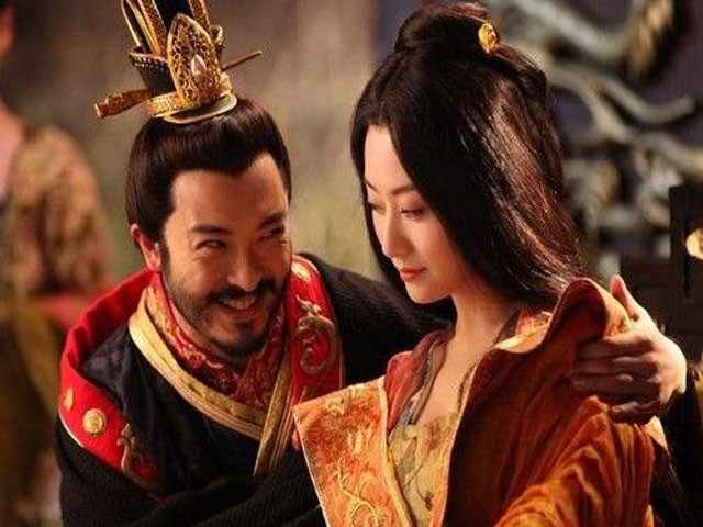 Vi hoang de Trung Quoc cung 2 quan dai than “chia se” 1 my nhan