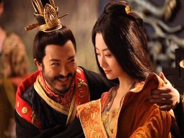 Vi hoang de Trung Quoc cung 2 quan dai than “chia se” 1 my nhan