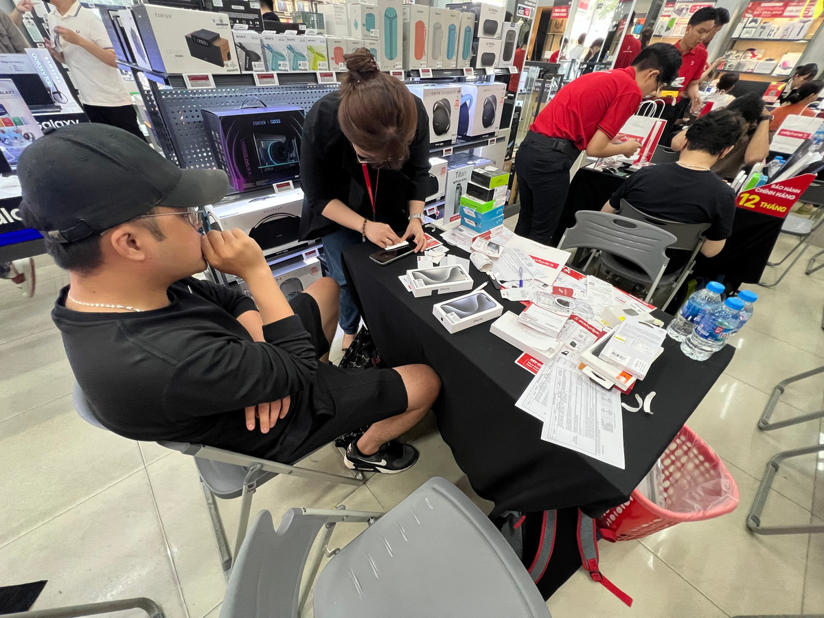 Cac nha ban le kiem bao nhieu tien ngay dau mo ban iPhone 15?