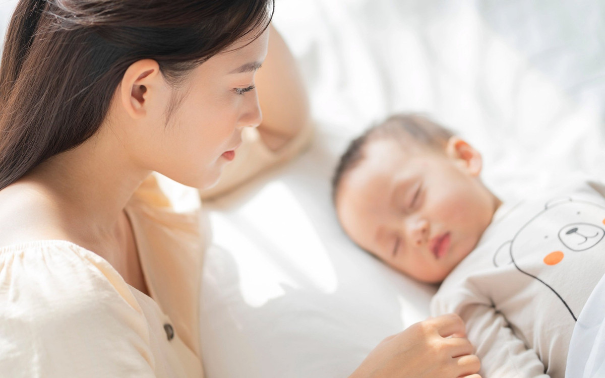 Chau bi dau mat do, bo chong lanh lung duoi ca nha ve ngoai