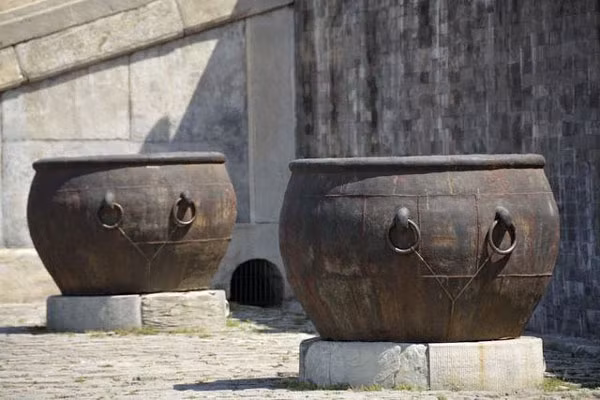 18 vai nuoc ma vang trong Tu Cam Thanh tai sao co vet dao?