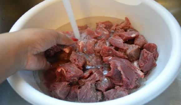 Rua thit bo ngay sau khi mua ve, chuyen gia khuyen khong can thiet