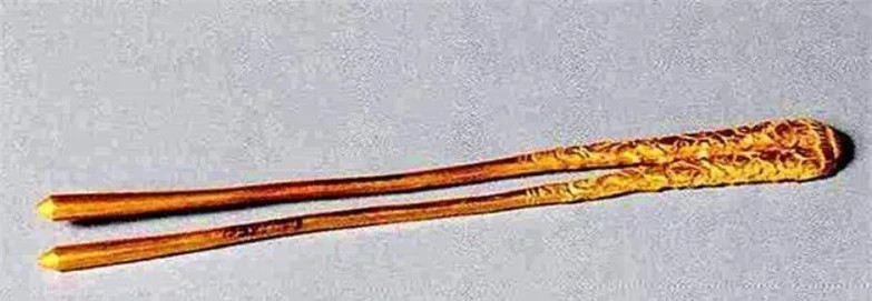 Ông nông dân đào được đôi đũa vàng, cả làng lao vào khai quật ảnh 1