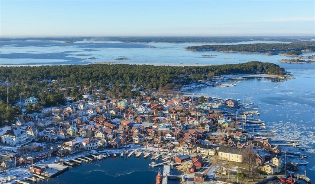 Hon dao lon nhat the gioi: 2 thang anh mat troi khong bao gio tat-Hinh-2