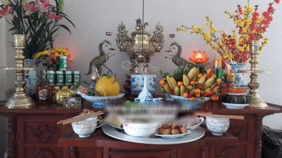 Khong nen dung hoa gia, qua gia de trang tri ban tho.