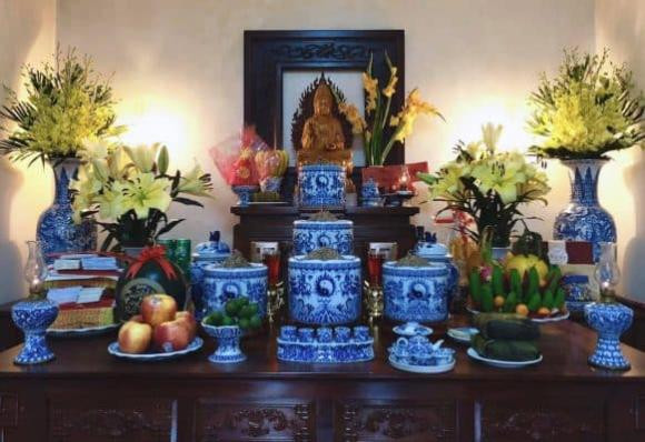 Khong nen dung hoa gia, qua gia de trang tri ban tho.-Hinh-2