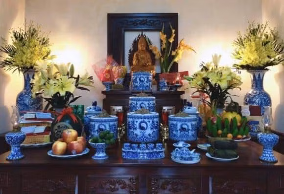 Khong nen dung hoa gia, qua gia de trang tri ban tho.-Hinh-2