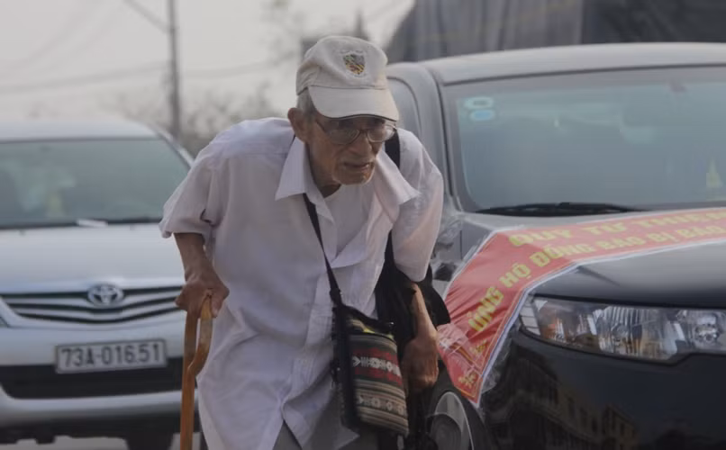 Cụ là Nguyễn Văn Sự (85 tuổi) đáp chuyến tàu hỏa từ Hà Nội về Quảng Bình đưa tang Đại tướng Võ Nguyên Giáp.