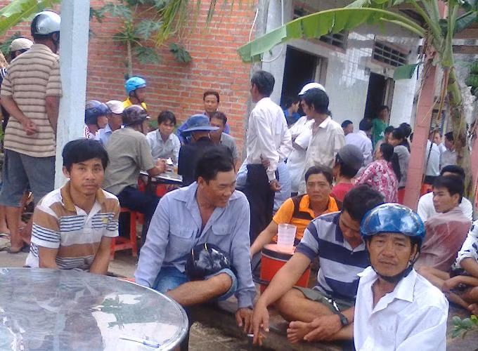 Người dân ấp Cây Thé, xã Định Thành đến chia sẻ nỗi đau mất con với gia đình anh Đoàn