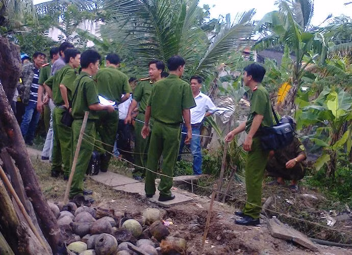 Hiện trường xảy ra vụ nổ làm cháu bé 9 tuổi tử vong đang được các đơn vị nghiệp vụ Công an tỉnh Bạc Liêu khám nghiệm làm rõ.