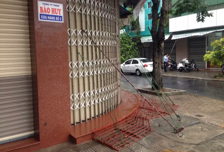 Nhiều trụ sở, cơ quan, nhà dân… từ 3h chiều đã đóng cửa để chuẩn bị phương án chống bão.