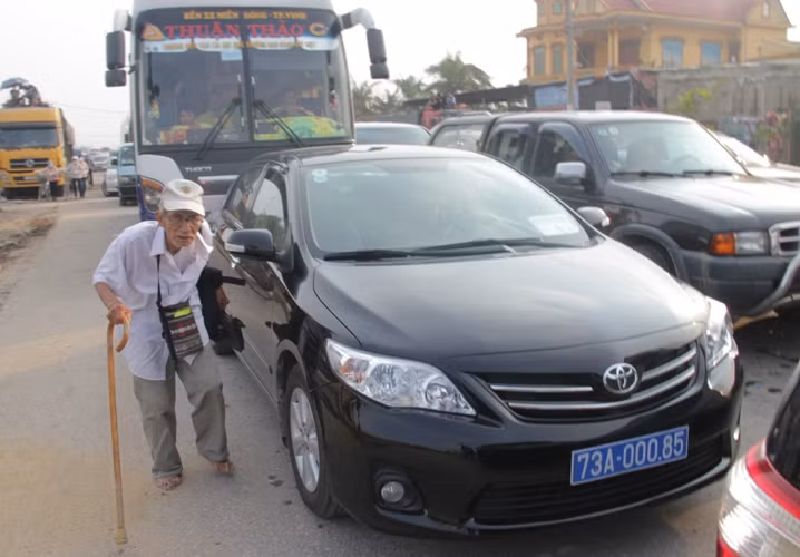 ... Bất chợt nhiều người nhìn thấy một cụ già lưng còng, tóc bạc với lỉnh kỉnh hành trang, chống gậy dò bước trên đường...