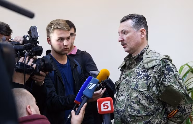 Chỉ huy quân đội DPR Igor Strelkov trả lời phỏng vấn.