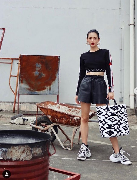 br/> Khánh Linh The Face thường xuyên khoe street style với loạt phụ kiện hàng hiệu đắt đỏ.