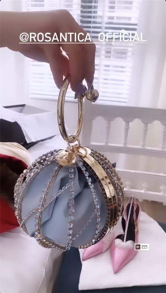 Cả một năm shopping quần quật, có những món đồ chưa giật cả mác nên năm nay, Ngọc Trinh chỉ mua sương sương thêm 4 món, trong đó có 2 đôi giày và 2 chiếc túi. Chiếc túi hình cầu siêu công chúa, điệu đà có tên Alice của thương hiệu Rosantica. Thiết kế này có giá khoảng 27 triệu đồng.