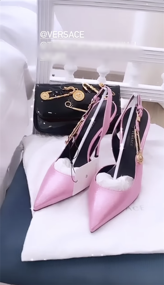 br/> Combo Versace gồm mẫu túi Black Mini Multi Safety Pin Bag có giá gần 38 triệu đồng và đôi Metallic Pointed-toe Pumps mũi nhọn màu hồng nhạt có giá gần 27 triệu đồng.