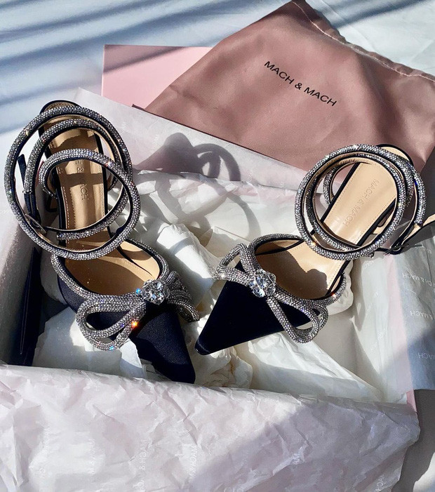 br/> Nàng fashionista khoe trên trang cá nhân đôi giày Mach &amp; Mach giá hơn 26 triệu đồng. Ngọc Trinh cũng sở hữu một đôi tương tự.