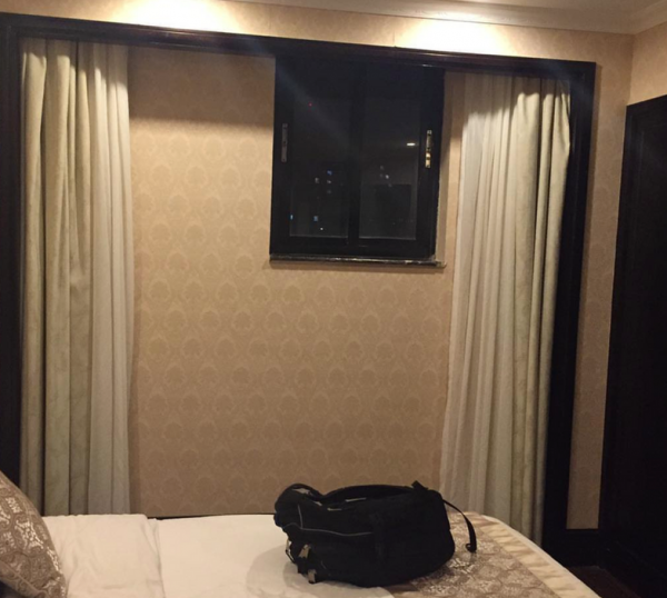 Rèm cửa lớn như giấc mơ của tôi, còn cửa sổ thì bé như số tiền tôi vậy đó.