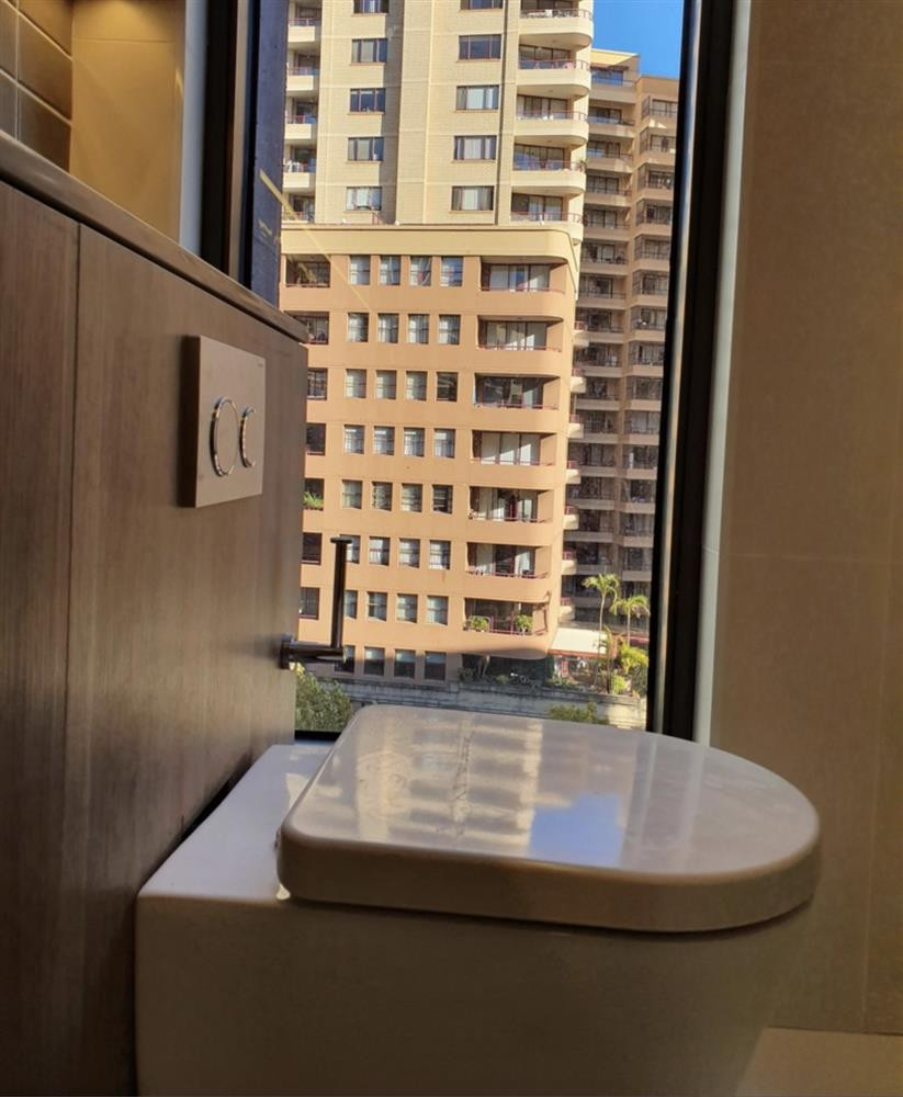 Tận hưởng trọn vẹn từng giây phút kể cả là khi đi... WC.