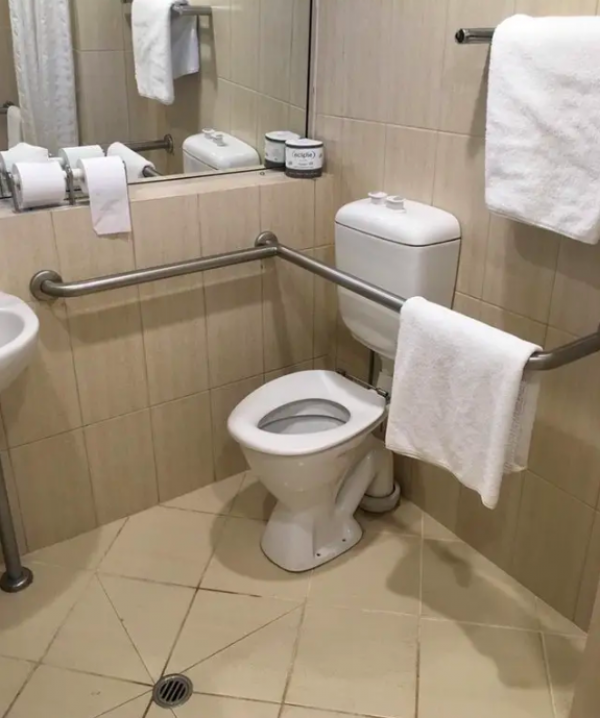 Rồi giờ muốn khách phải ngồi sao?