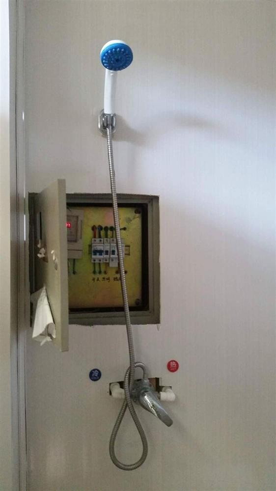 Vừa tắm vừa run...