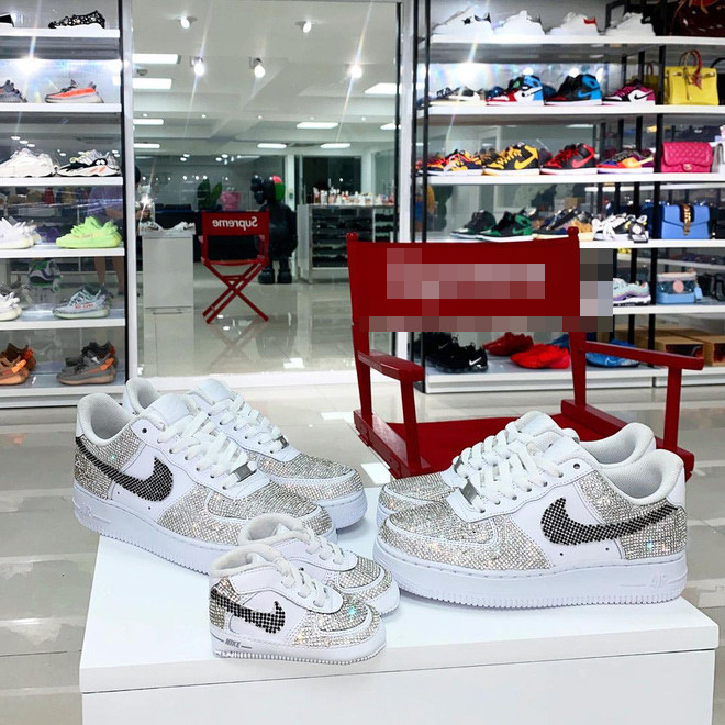 hoáng váng nhất là căn phòng để đồ hiệu của đôi vợ chồng trẻ.