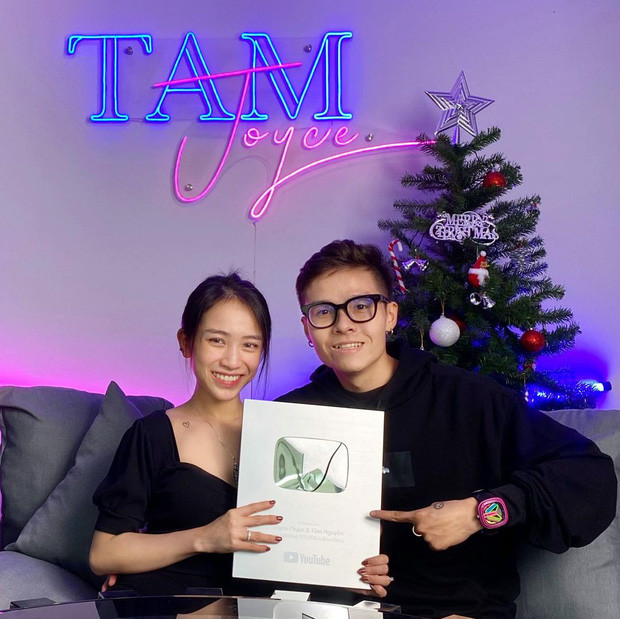 hạm Trần Nguyễn Minh Anh (sinh năm 1999, hay còn gọi Joyce Phạm) là con gái cả của Minh Nhựa và người vợ đầu tiên. Dù tuổi đời còn khá trẻ nhưng rich kid này từng khiến nhiều người xuýt xoa khi mở một cửa hiệu kinh doanh thời trang.