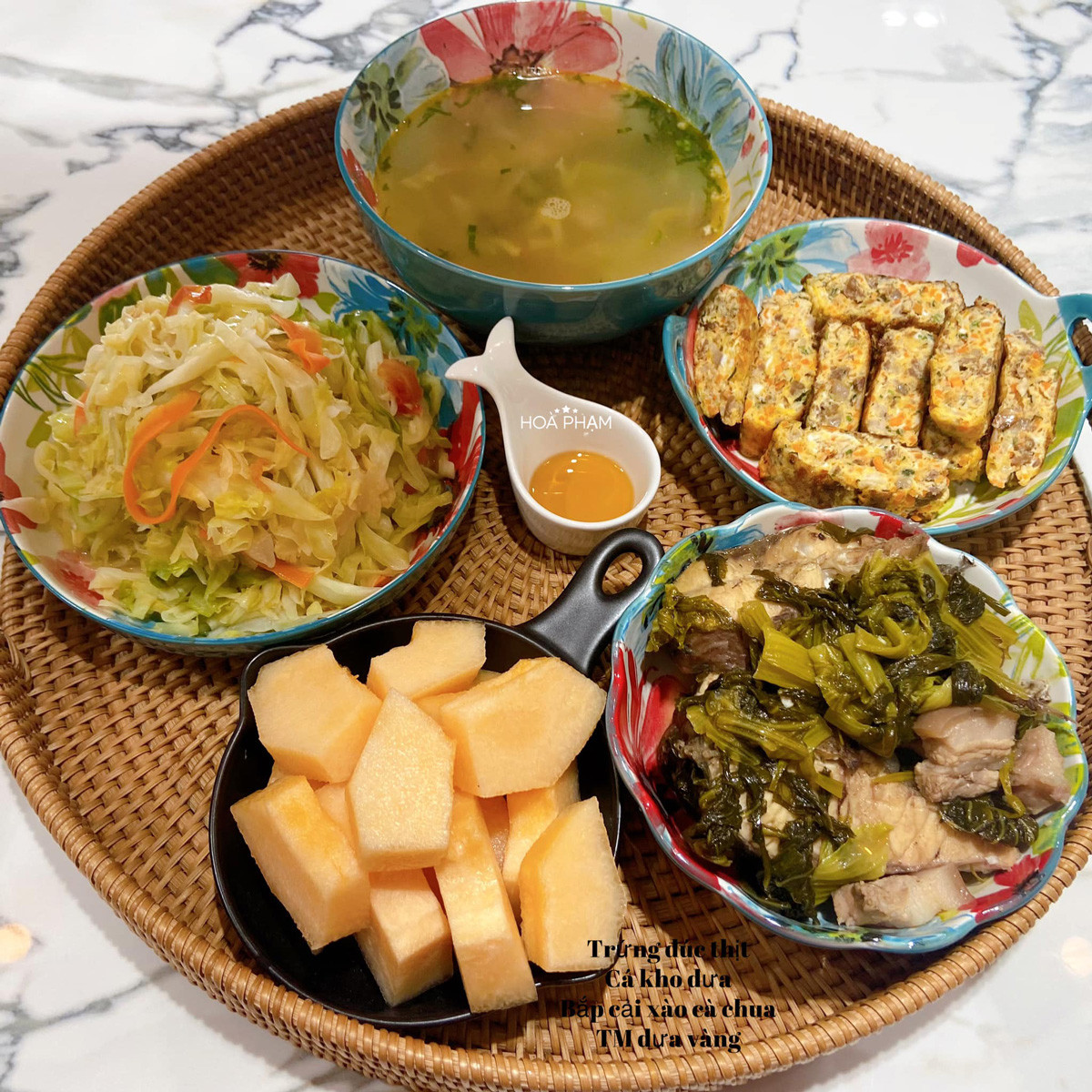 Những mâm cơm chị chuẩn bị là dành cho gia đình 4 người gồm vợ chồng chị, 2 con nhỏ 12 tuổi và 4 tuổi. Chị cho biết, tùy số lượng thành viên trong nhà mà người nấu có thể tăng lượng thức ăn lên trong mỗi bữa.