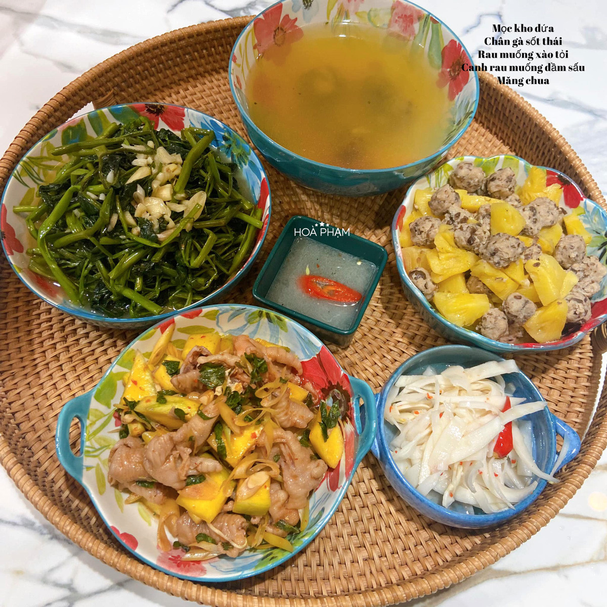 "Bạn lớn nhà mình trước khi đi học hay dặn mẹ thích ăn gì để tối được mẹ nấu cho món đó. Chồng và bạn nhỏ không dặn thì mình sẽ nấu theo sở thích của cả nhà", chị nói.