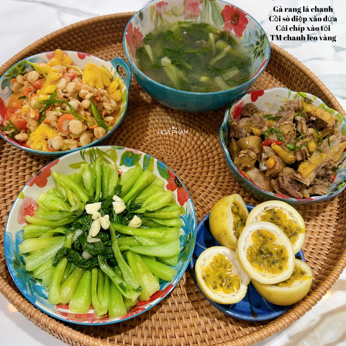 Dưới đây là hình ảnh những mâm cơm hàng ngày của chị Hòa: