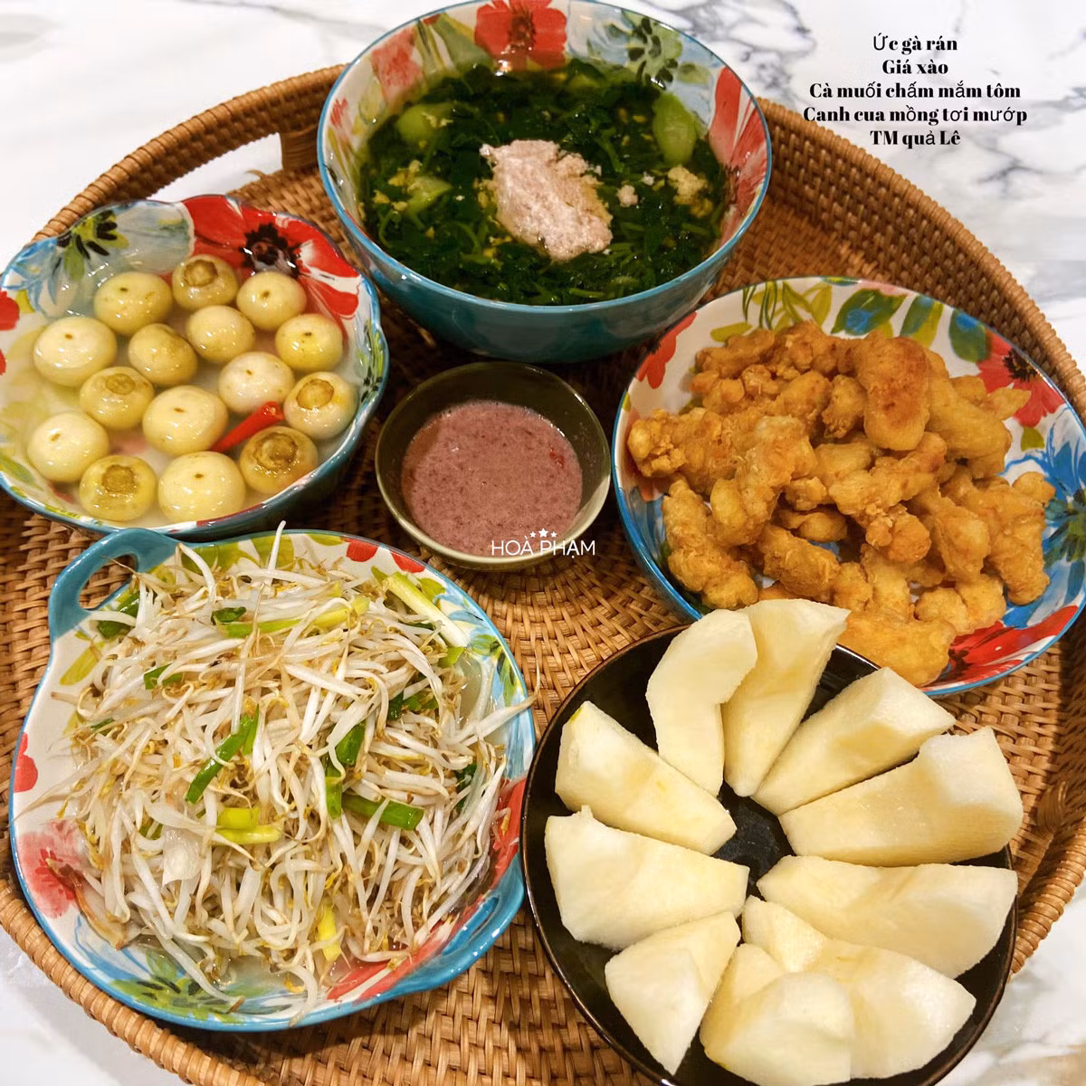 Chị Hòa cho biết, ngoài bữa sáng thì bữa tối là bữa đầy đủ các thành viên nhất nên chị dành tâm huyết nấu nướng một cách cầu kì, cẩn thận. Các món ăn thường do yêu cầu hoặc được nấu theo sở thích của các thành viên trong gia đình.